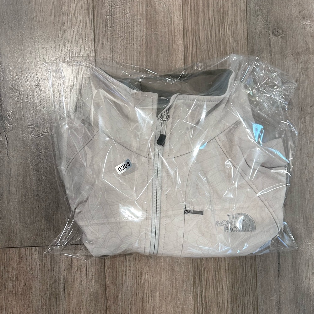 The North Face Women's Cream Softshell Utility Jacket - Picture 8 of 8